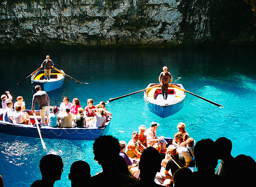 Roddare väntar i sina båtar på kunder i Melissani cave och lake.