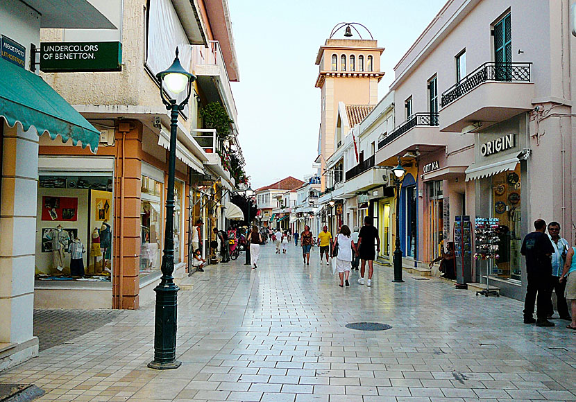 Affärer på gågatan Odos Lihostroto i Argostoli med det vackra klocktornet.