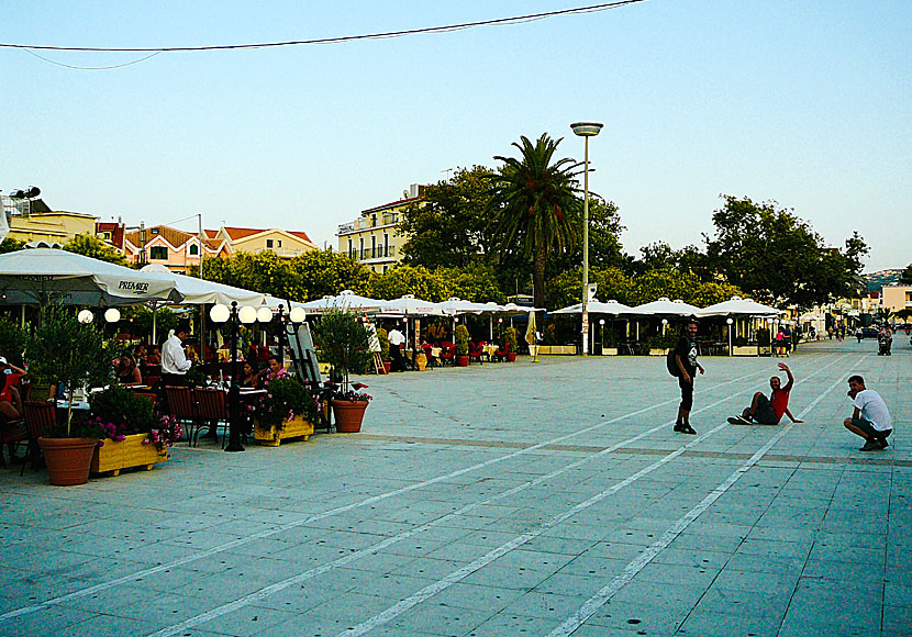 På torget Platea Vallianou i Argostoli finns många tavernor, restauranger, kaféer och barer.