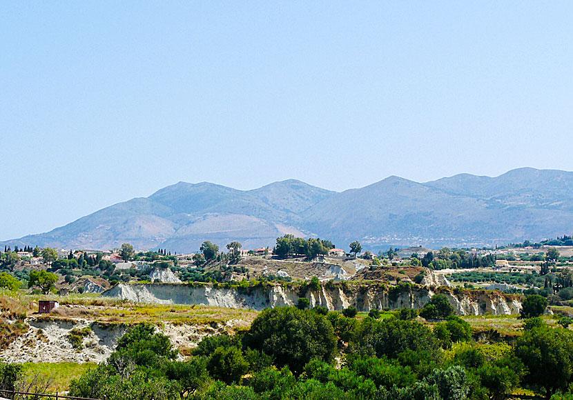 Det mystiska landskapet längs vägen till stränderna Megas Lakos och Xi på halvön Lixouri på Kefalonia ser ut som på månen. 