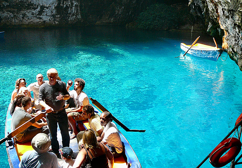 Melissani lake är mellan 10 och 39 meter djup och Melissani cave är 165 meter lång.