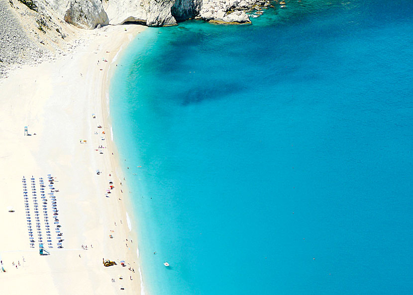 Hyra solsängar och parasoll vid Myrtos beach på Kefalonia.