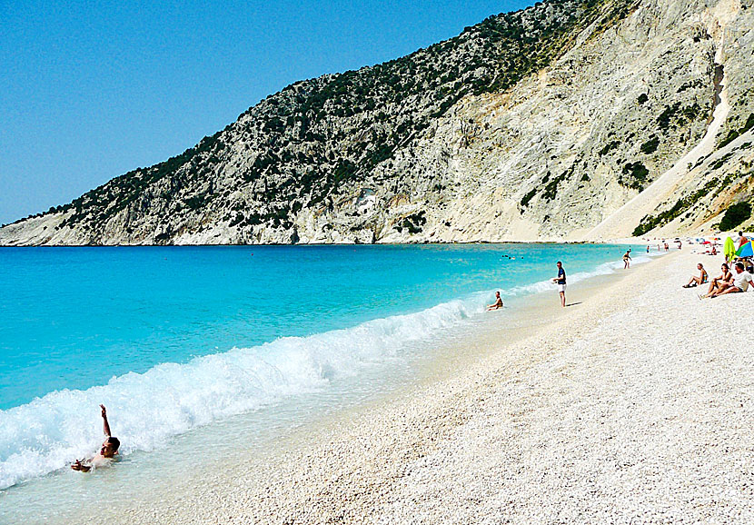 Höga vågor vid Myrtos beach.