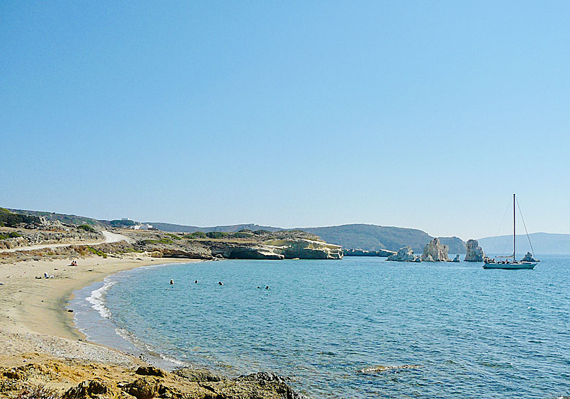 Kimolos bästa stränder. Mavrospilia beach.