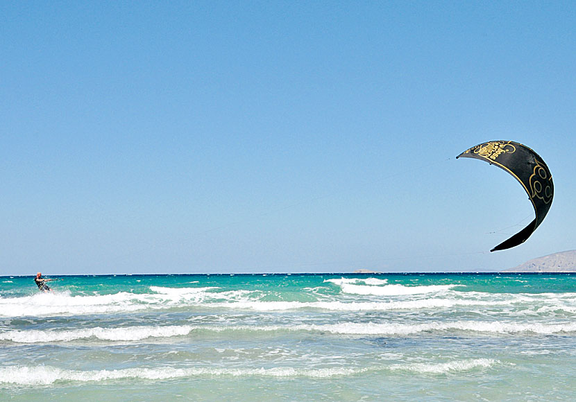 På Kos finns det skolor där du kan lära dig kitesurfa.