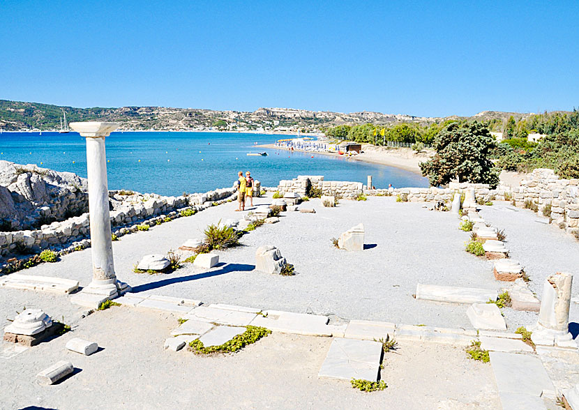 Agios Stefanos beach och rester från basilikan Agios Stefanos och det gamla templet. 