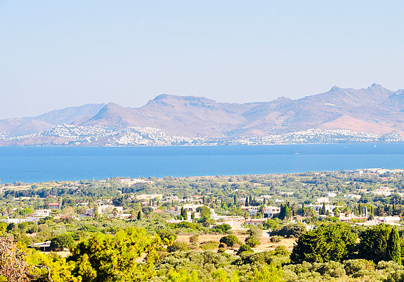 Bodrum i Turkiet sett från Asklepion på Kos i Grekland.