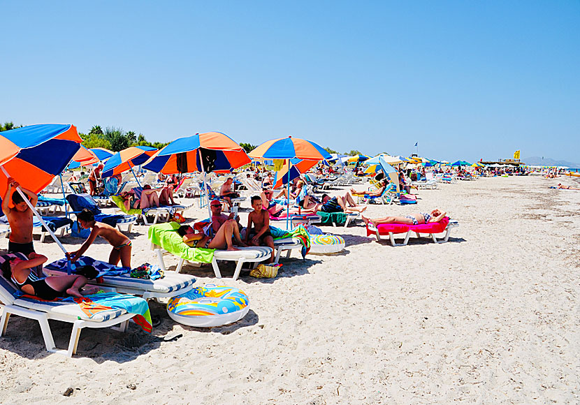 Den fina barnvänliga sandstranden i Tigaki beach på Kos.