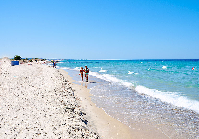 Den långa barnvänliga sandstranden i Marmari på Kos.