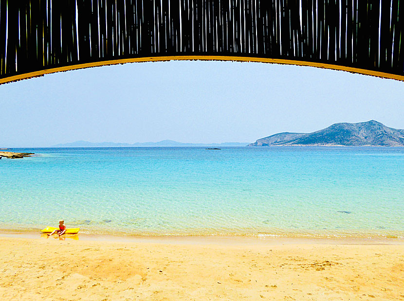 Utsikt över Finikas beach från Finikas Taverna på Koufonissi i Kykladerna.