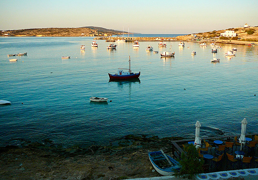 Hamnen på Koufonissi när solen går upp och havet är stilla.