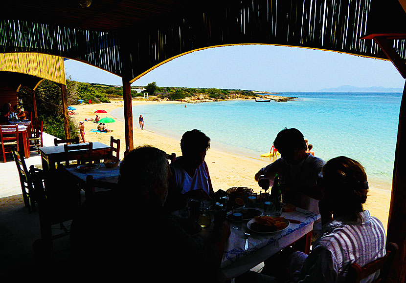 Från Finikas Taverna är det krypavstånd till stranden. 