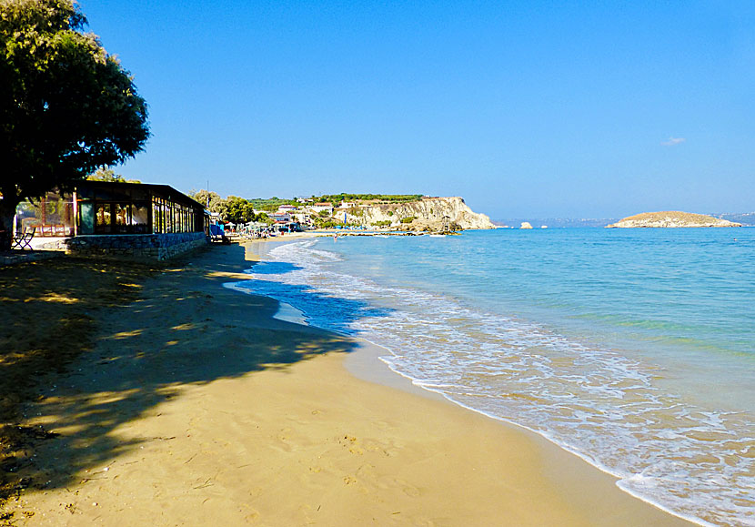 Den barnvänliga sandstranden i Almyrida nära Chania på Kreta.