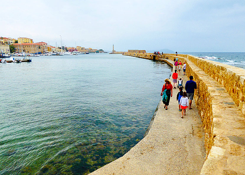 Den långa vågbrytaren i Chania med bastion San Nicolo och den ståtliga fyren. 