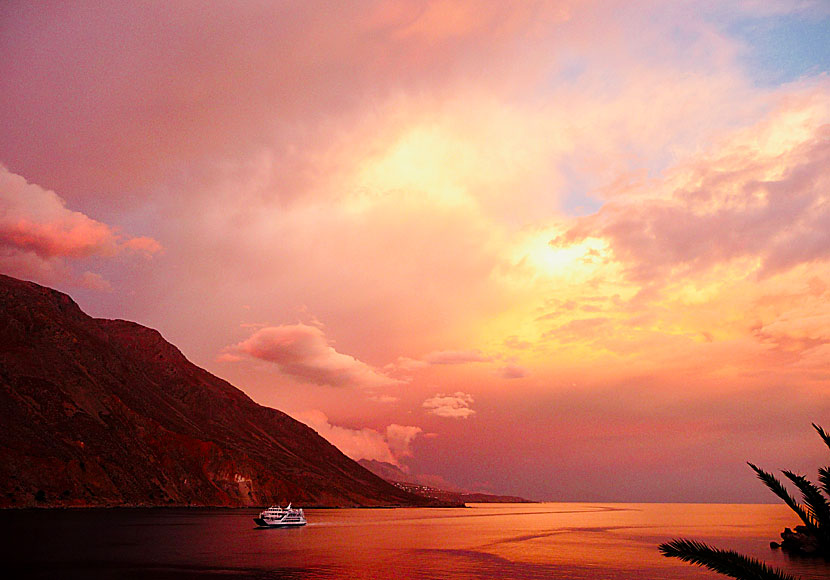 Solnedgång i Loutro på Kreta. Chora Sfakion anas till höger om färjan Daskalogiannis. 