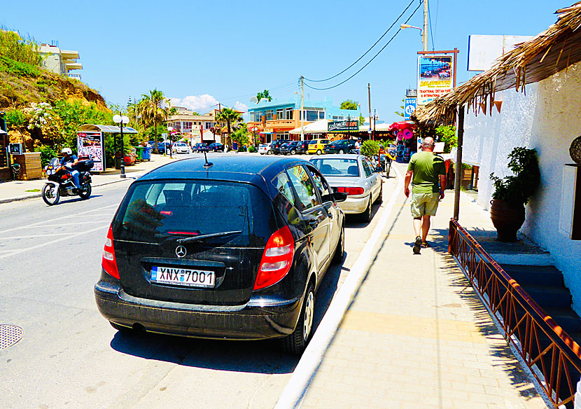 Affärer, biluthyrare och resebyråer i Kalamaki på Kreta.