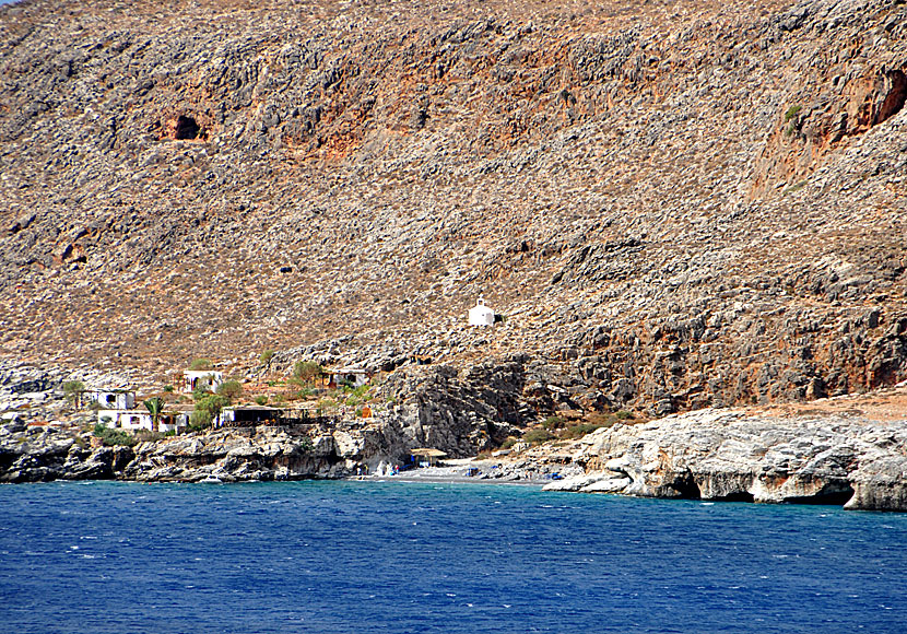 Vandringen i Aradenaravinen slutar vid Marmara beach där det finns en taverna. 