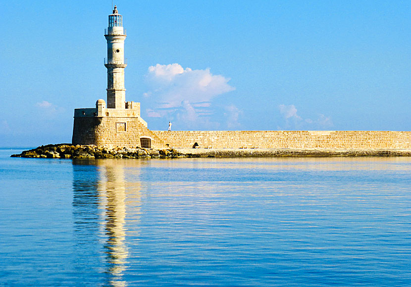 Fyren och vågbrytaren i venetianska hamnen i Chania på Kreta.