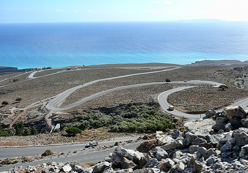 Den snirkliga vägen från Vrysses till Chora Sfakion på Kreta. Ön Gavdos till höger i bild.