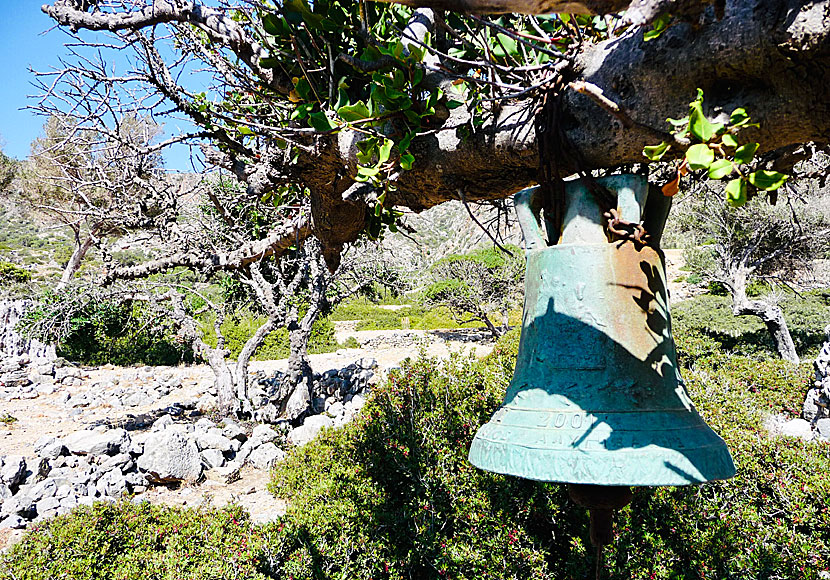 Kyrkklockan till church of Panagia i Lissos hänger i ett träd. 