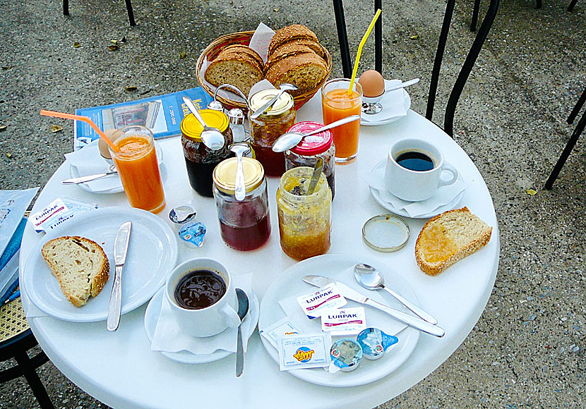 Frukost med hemgjord marmelad på Heracles Hotel i Spili.