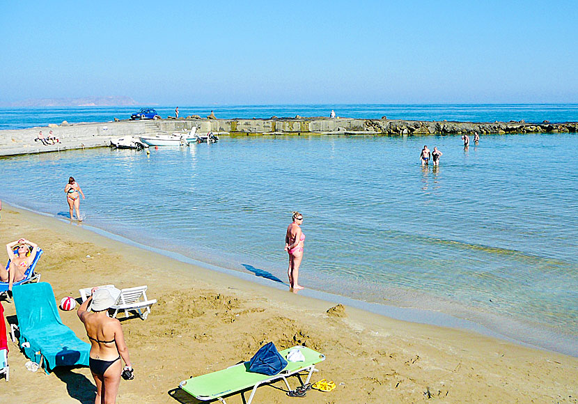 Analipsi beach och hamn öster om Heraklion på Kreta.