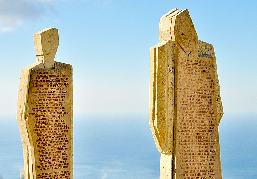 På varje monument står namn på de som dödades under massakern från The Holocaust of Viannos på Kreta.