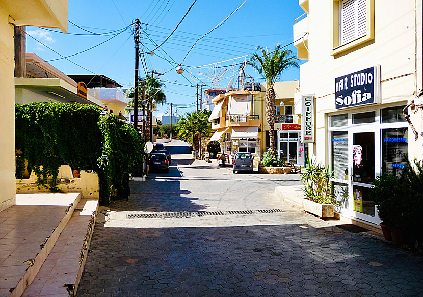 Affärer, biluthyrare, supermarket och bankomat i Analipsi på Kreta.