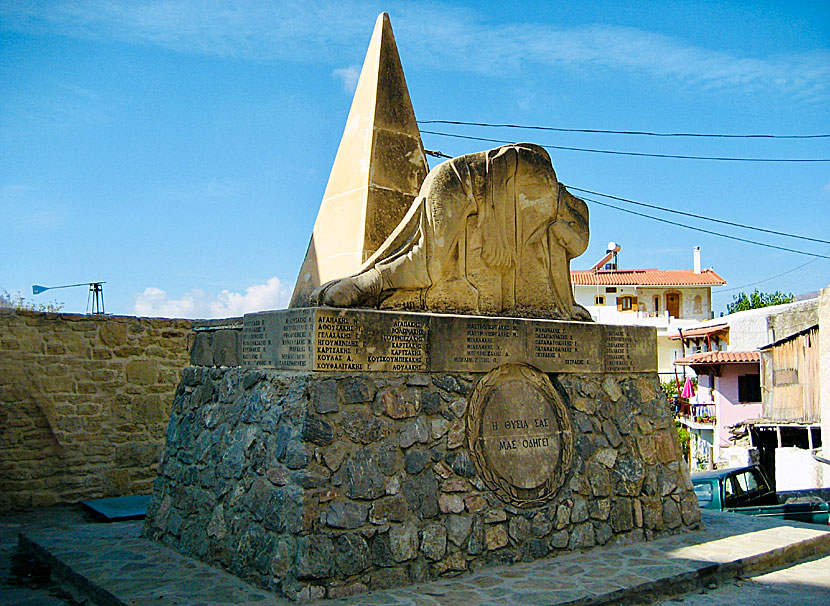 Krigsmonument från andra världskriget i byn Viannos på Kreta.