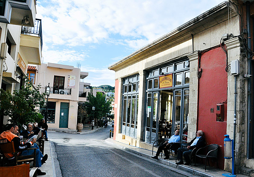 Missa inte den mysiga byn Archanes när du besöker Knossos i Heraklion på Kreta.