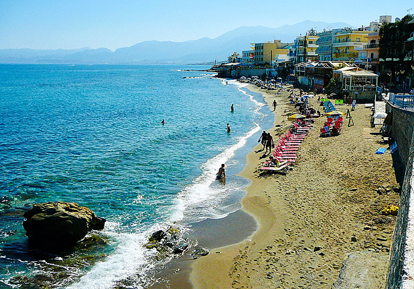 Den långa sandstranden i Hersonissos.