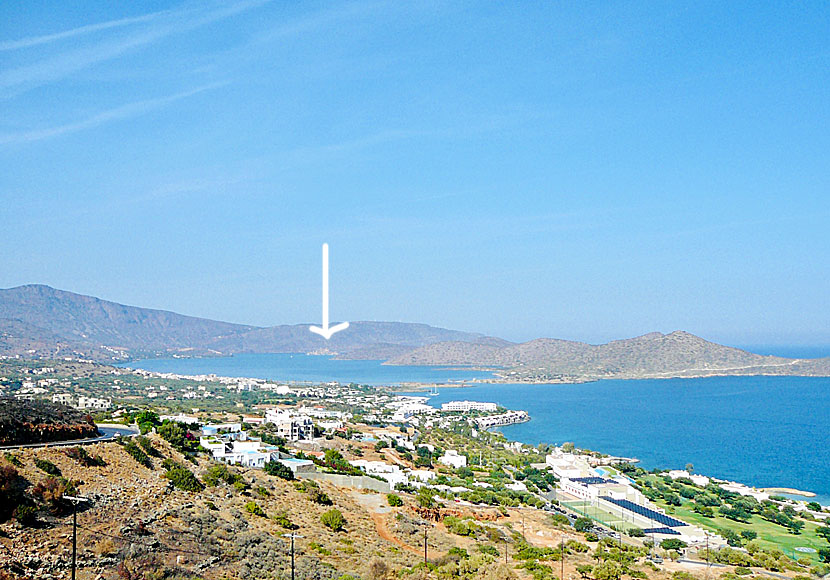 Vy över delar av Elounda. I fjärran syns Spinalonga .