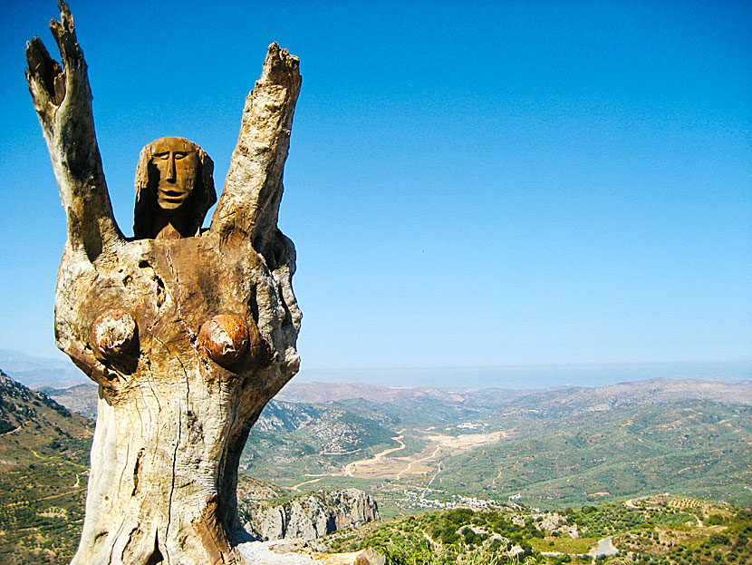 Statyer över Homo Sapiens och Neandertalare som kanske bodde på Kreta i Grekland.