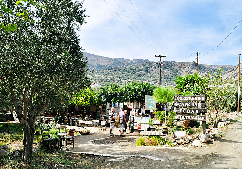 Kafé utanför kyrkan Panagia Kera i Kritsa på Kreta.