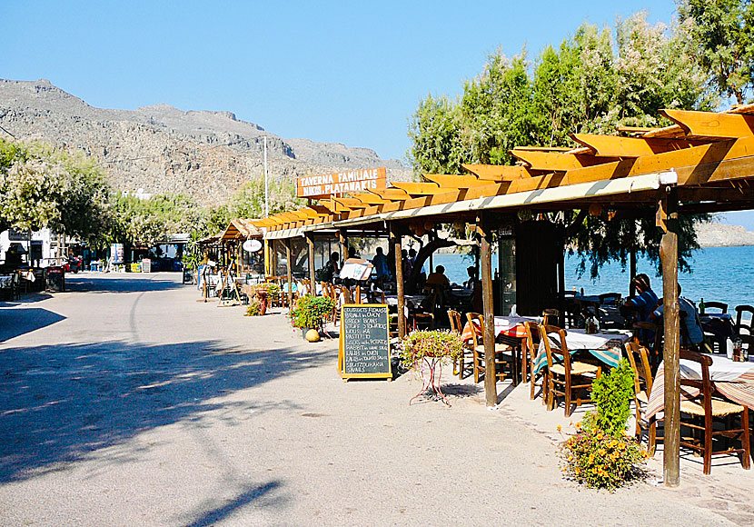 Bra tavernor och restauranger längs med strandpromenaden i Kato Zakros.