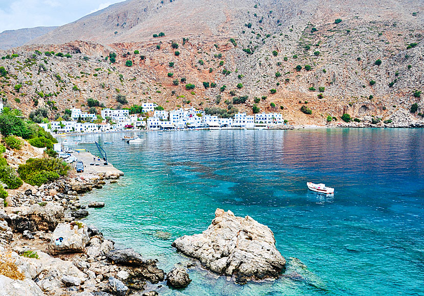 Klippbadet till höger om hamnen i Loutro.