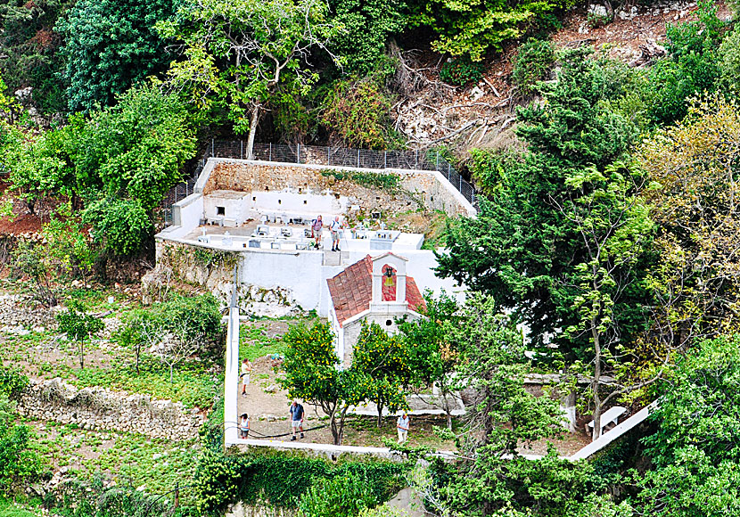 Holy 5 Virgins Church och kyrkogård i ravinen Mili Gorge på Kreta.