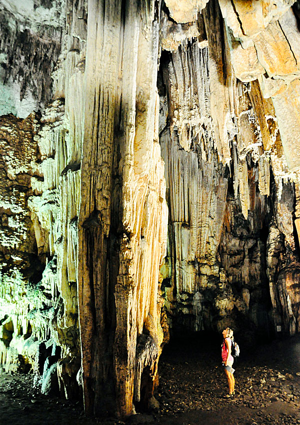 Stalagmiter och stalaktiter i Melidoni Cave på Kreta.