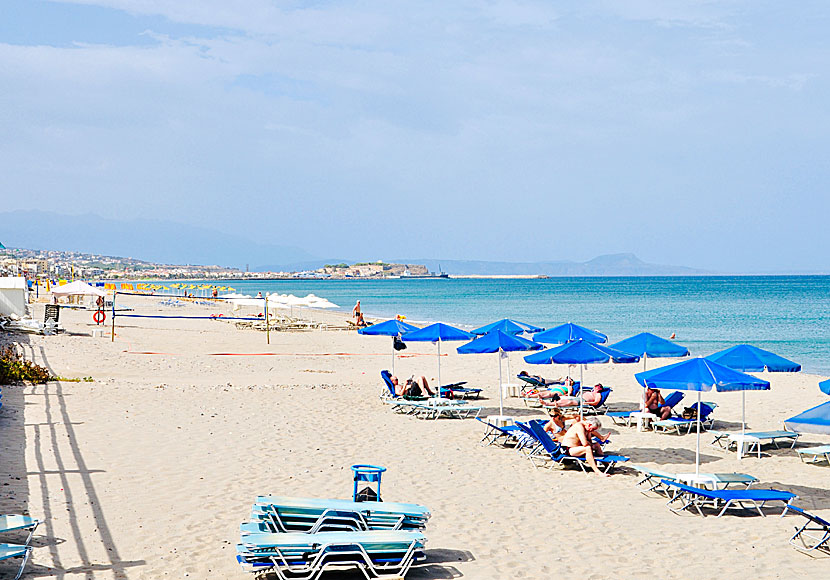 Den barnvänliga  sandstranden i Perivolia och Platania öster om Rethymnon. 