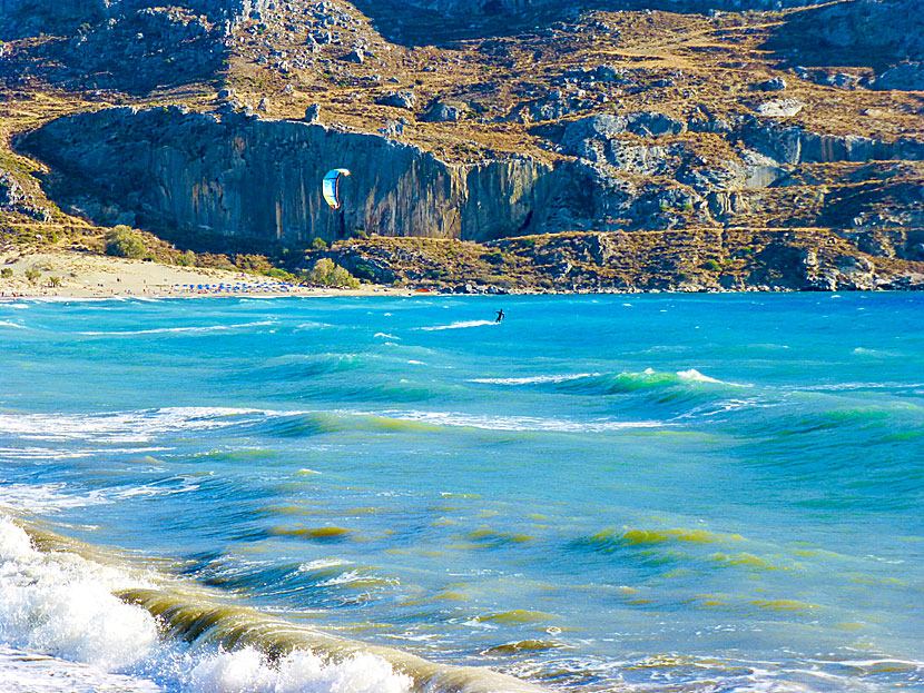 Ibland blåser det och går höga vågor i Plakias och då vaknar kitesurfarna. 