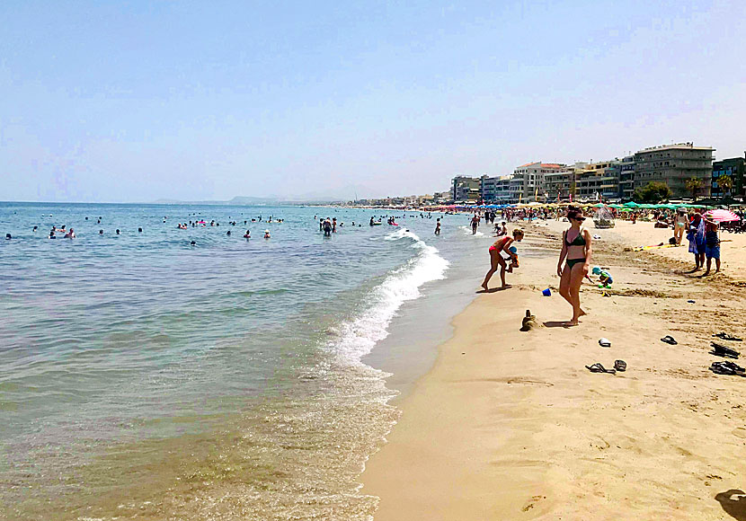 Den extremt långa sandstranden i Perivolia och Platania i Rethymnon.