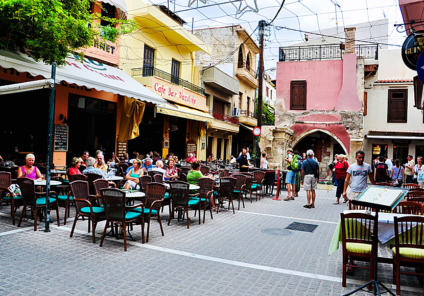 Torget Platia Petihaki i Rethymnon med Rimondibrunnen.