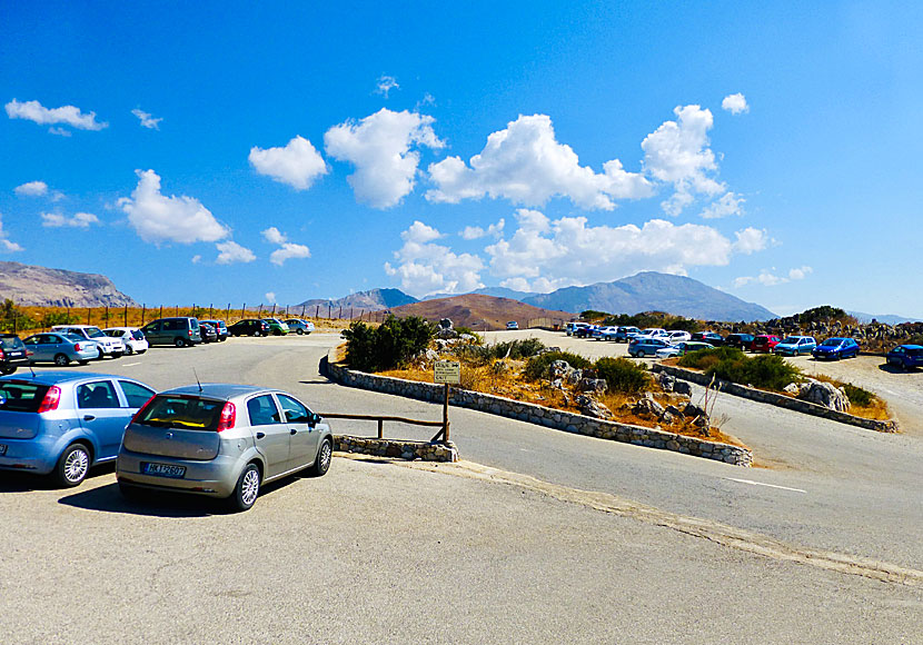 Parkeringsplatsen ovanför Preveli beach på södra Kreta.