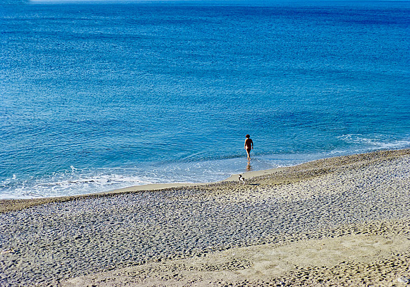 Populära nudiststränder med nakenbad på Kreta i Grekland. 