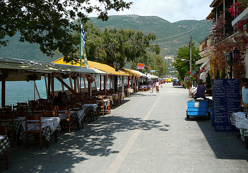 Tavernor längs hamnpromenaden i Vasiliki på Lefkas.