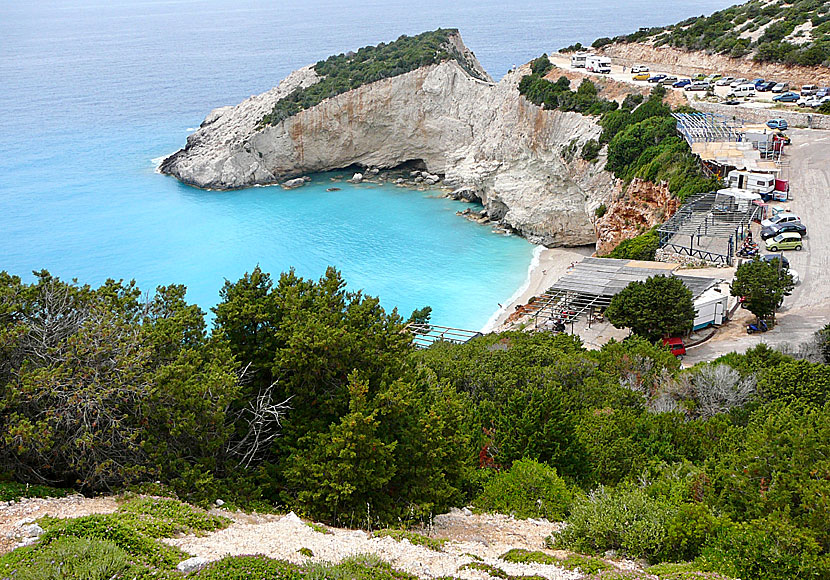 Parkeringsplats och tavernor ovanför stranden Porto Katsiki på Lefkas västkust.