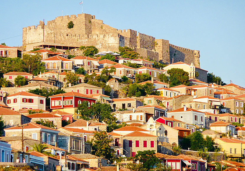 Borgen Molyvos Castle och de gamla stadsdelarna av Molyvos på Lesbos i Grekland.