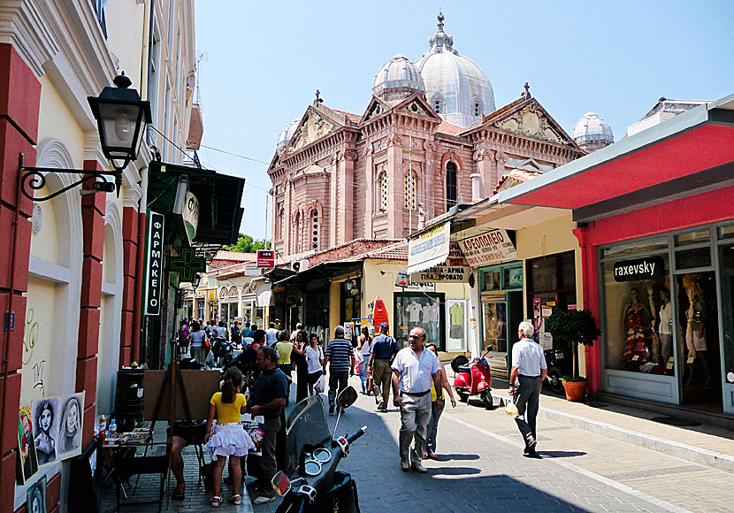 Shoppinggatan Ermou och Church of Agios Therapon i Mytilini på Lesbos.