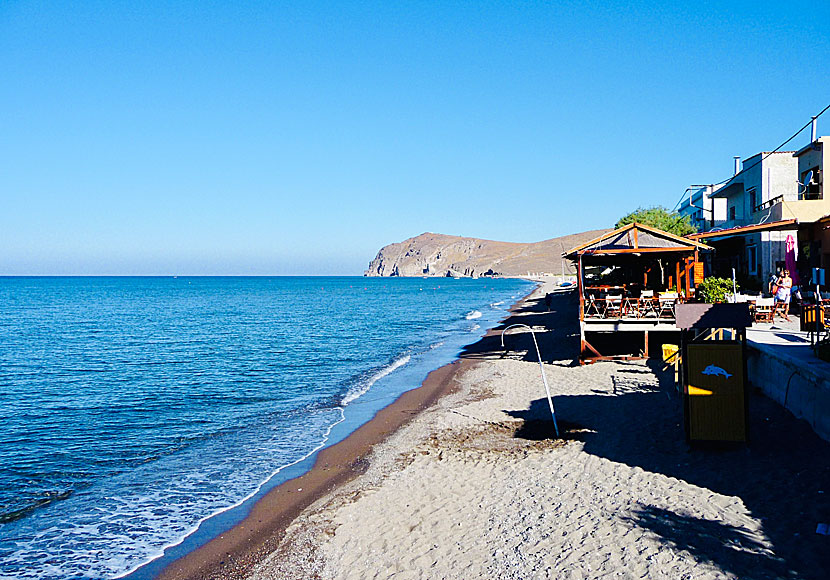 Stranden och strandpromenaden i Skala Eressou.