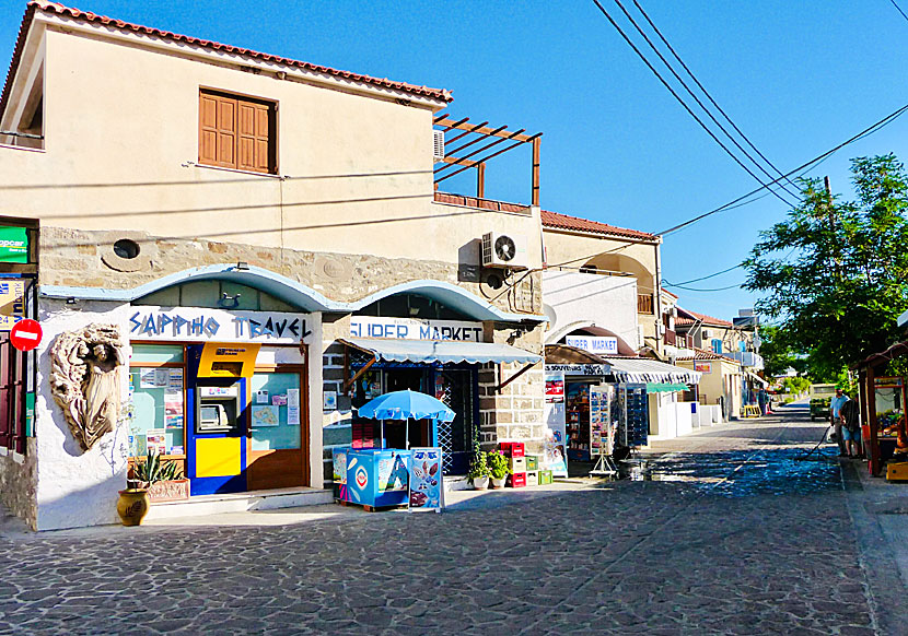 Resebyrån Sappho Travel och Supermarket i Skala Eressou.